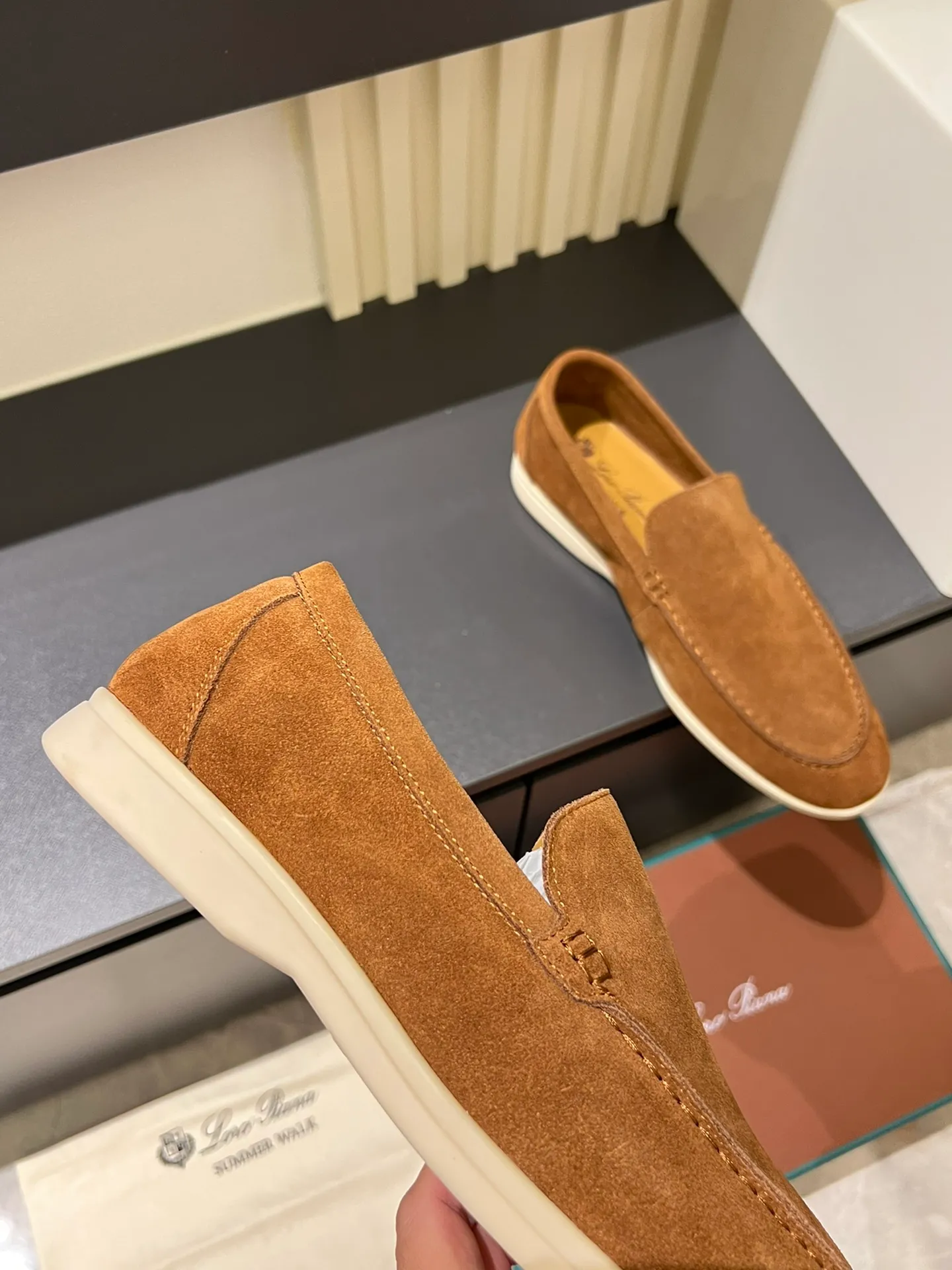 Men's shoes 💰p360 "Loro men's shoes 💰pian'*" Classic L men's shoes for couples 💰p Top version British flat loafers, a must-have item in old money style, the minimalist design is eye-catching and durable, a plus point for dressing The soft foot feel and texture are outstanding. They don’t scratch your feet and are very nice. They are matched with soft and waxy soles. They can be worn daily for a long time without getting tired. They are easy to wear, versatile and classic items, with perfect foot feel and texture! Imported cashmere fabric, the lining is made of imported A-grade water-dyed cow lining, the top version of the genuine leather midsole is sewn with pure handmade mark thread! Size: Female 35-40 (34. Customized) Male 38-44 (45.46. Customized)